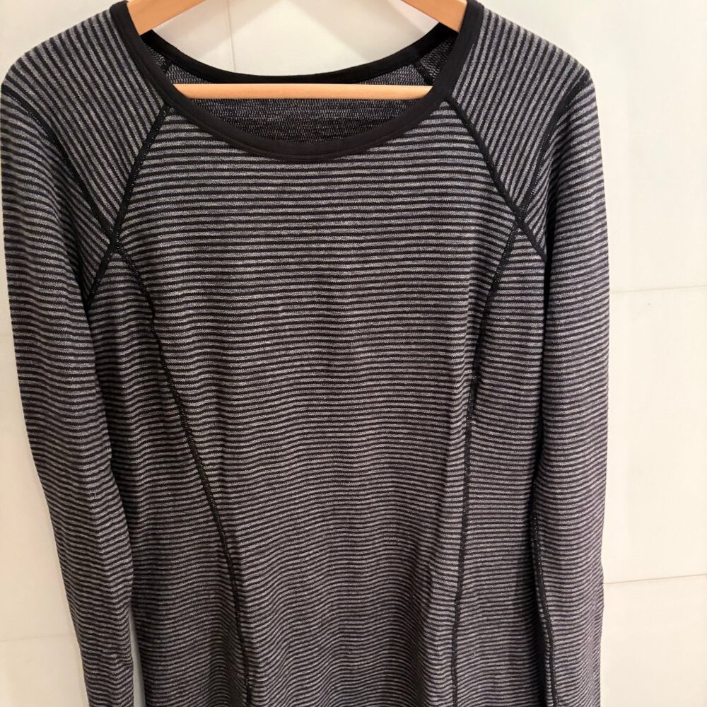 Lululemon Black Gray Striped Long Sleeve Top Thumbholes Size 8 Activewear